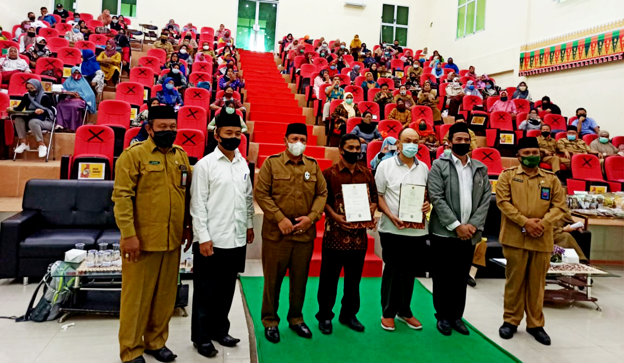foto bersama (dimulai kanan) - Ka. Kemenag Kab. Bintan (H. Erman Zaruddin) - Prof. Ir. Sukoso, M.Sc., Ph.D - 2 Pelaku UMK Kota Tanjungpinang dan Kab. Bintan - Ka. Kanwil Kemenag Kepri (Dr. H. Mahbub Daryanto, M. Pd.I) - Kabag AUAK STAIN Kepri (H. Imam Subekti, S.Ag.,M.Pd.I) - Kabid Bimas Islam Kanwil Kemenag Kepri (Drs. H. Edi Batara) foto bersama (dimulai kanan) - Ka. Kemenag Kab. Bintan (H. Erman Zaruddin) - Prof. Ir. Sukoso, M.Sc., Ph.D - 2 Pelaku UMK Kota Tanjungpinang dan Kab. Bintan - Ka. Kanwil Kemenag Kepri (Dr. H. Mahbub Daryanto, M. Pd.I) - Kabag AUAK STAIN Kepri (H. Imam Subekti, S.Ag.,M.Pd.I) - Kabid Bimas Islam Kanwil Kemenag Kepri (Drs. H. Edi Batara)